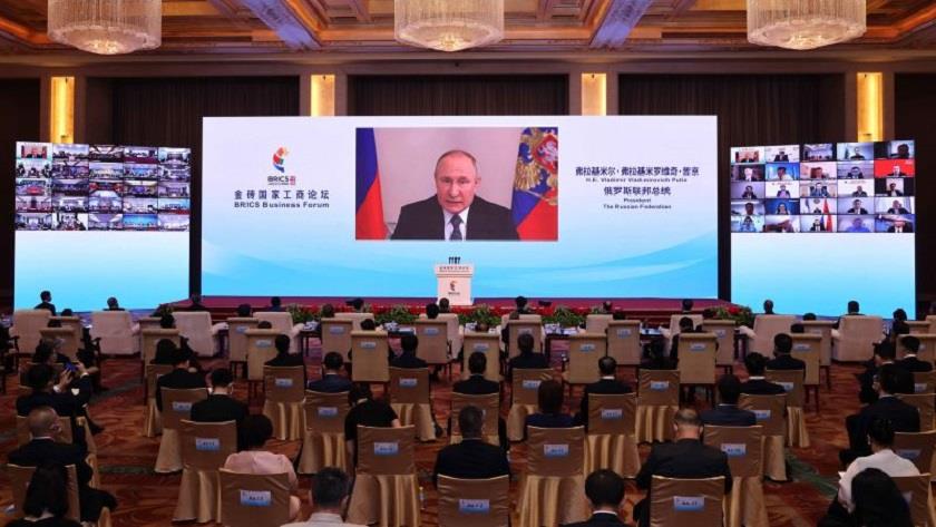 Iranpress: Putin says Russia is rerouting trade to China and India