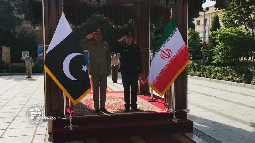 Iranpress: Iran,Pakistan confer on boosting military cooperation