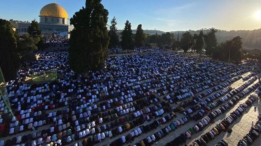 Iranpress: 150,000 worshipers perform Eid al-Adha prayer in Al-Aqsa Mosque