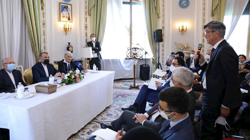 Iranpress: Iran FM meets with Italian businessmen in Rome