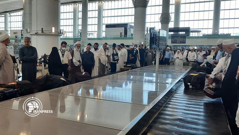 Iranpress: First batch of Iranian Hajj pilgrims arrive at Tehran