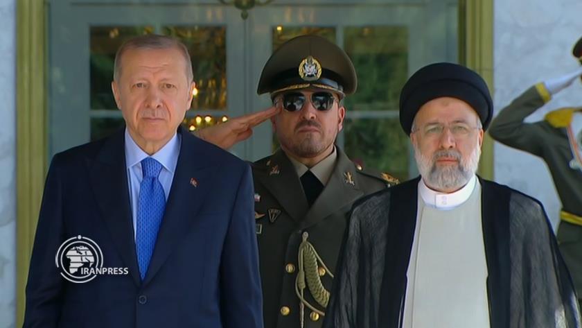 Iranpress: President Raisi receives his Turkish counterpart