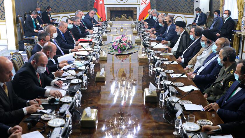 Iranpress: Iran, Türkiye agree to develop ties in economic, infrastructure, security, politics