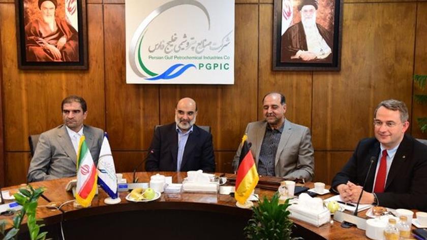 Iranpress: Iran ready to bolster ties with German petrochemical firms