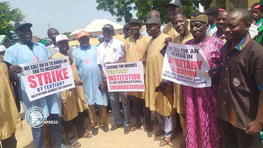 Iranpress: Government workers shutdown Nigeria in protest 