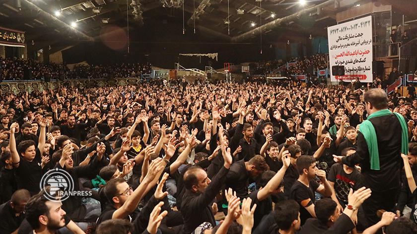 Iranpress: Youth in Qom hold second night of Moharram ceremony