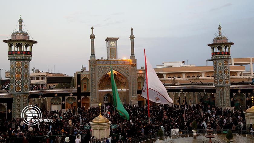 Iranpress: Fatima Masumah (AS) shrine hosts Imam Hussein pilgrims