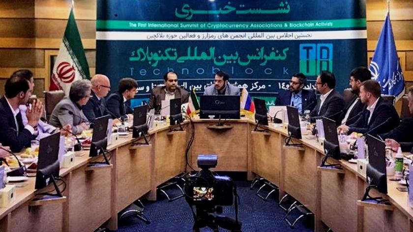 Iranpress: Iran, Russia sign COOP doc. on economy