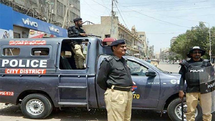 Iranpress: Grenade blast in Karachi leaves 4 police officers dead, wounded
