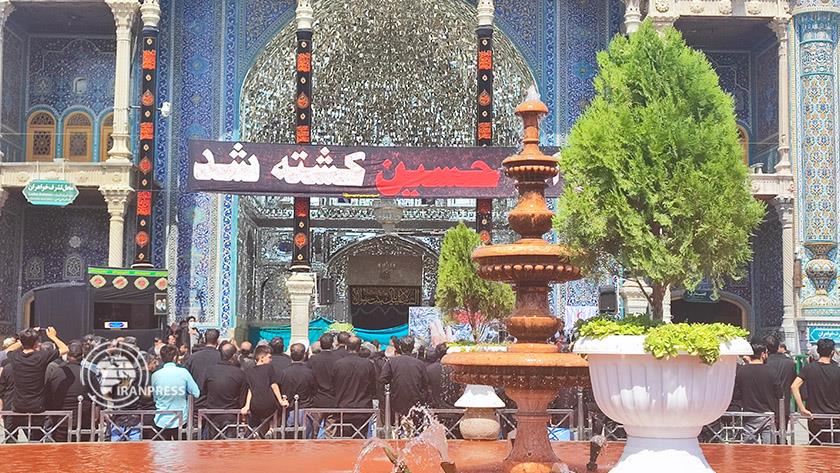 Iranpress: Iranians hold Ashura mourning rituals 