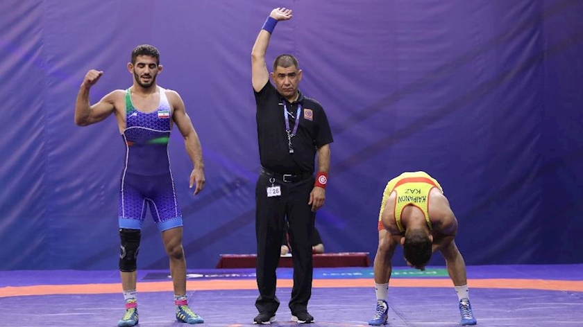 Iranpress: Iranian wrestler became finalist of 74 kg category