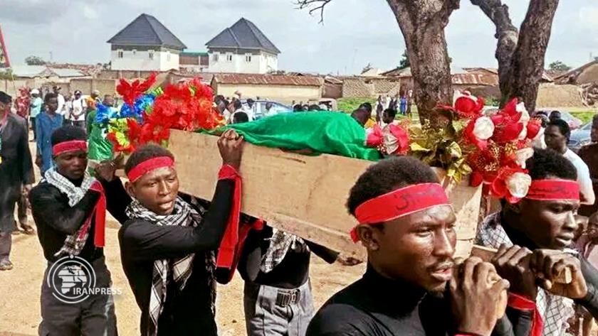 Iranpress: Islamic Movement in Nigeria holds burial for 6 Shia Muslims killed by Army