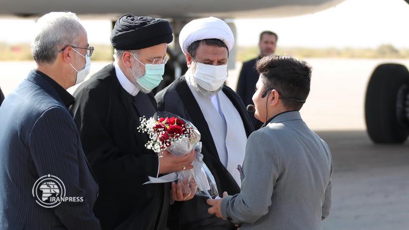Iranpress: Iranian President arrives in Kerman 