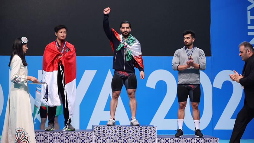 Iranpress: Iranian weightlifter clinches gold at Islamic Solidarity Games