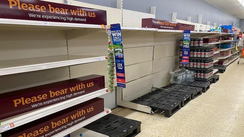 Iranpress: UK supermarket chain rations water bottles amid 40°C heatwave