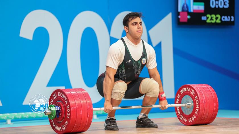Iranpress: Iranian weightlifter clinches gold medal in Islamic Solidarity Games
