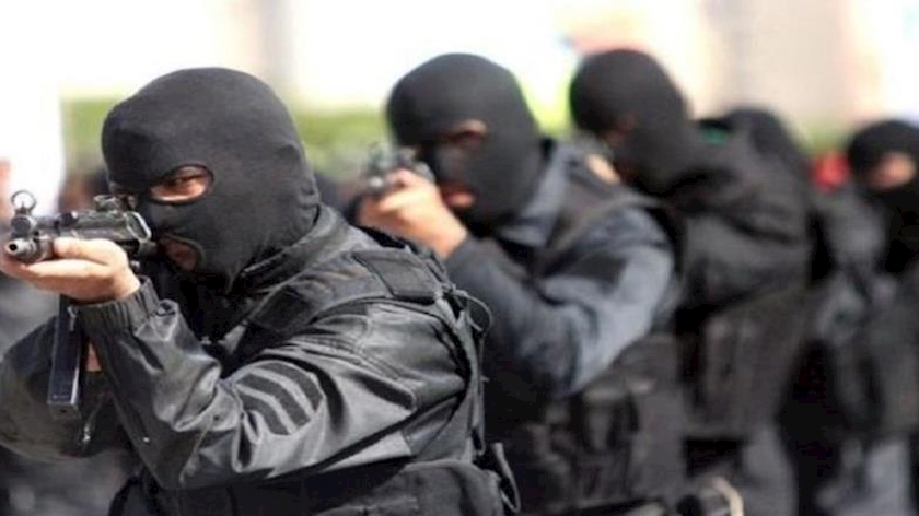 Iranpress: Police in Iran dismantles arms, drug smuggling gangs