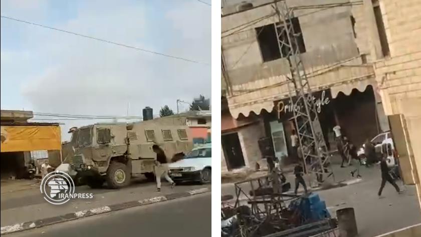 Iranpress: Palestinian youths attack Israeli troops in Jenin 
