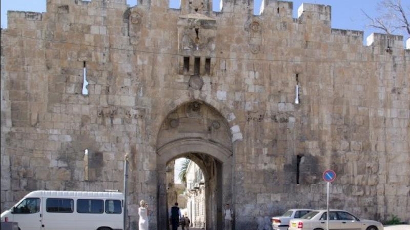 Iranpress: Israeli settlers break into Al-Aqsa Mosque through Lions Gate