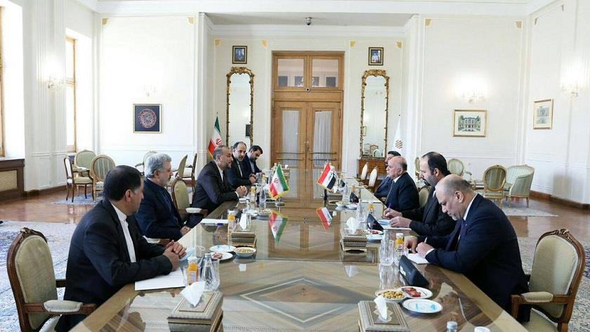 Iranpress: Iran, Iraq FMs discuss bilateral, regional issues