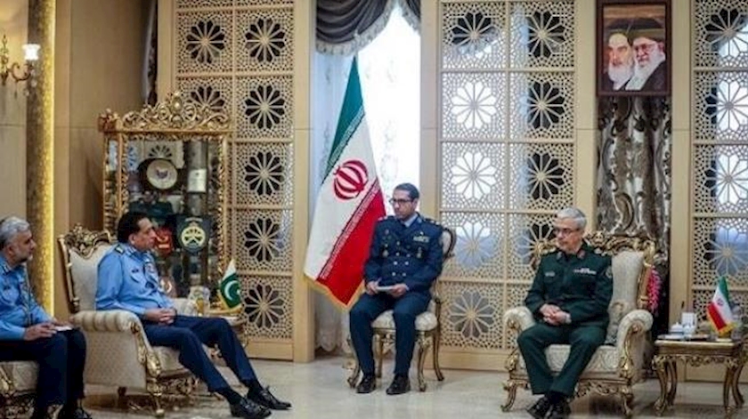 Iranpress: No limit for military cooperation with Pakistan: Gen. Bagheri