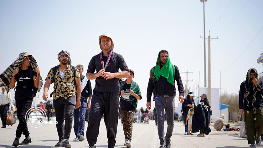 Iranpress: Iranians embark on Arbaeen pilgrimage from Mehran border crossing