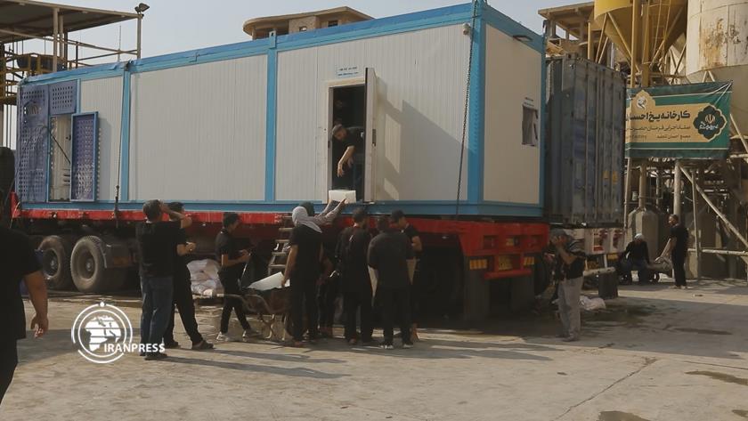 Iranpress: Ice is distributed among Arbaeen pilgrims in Iraq