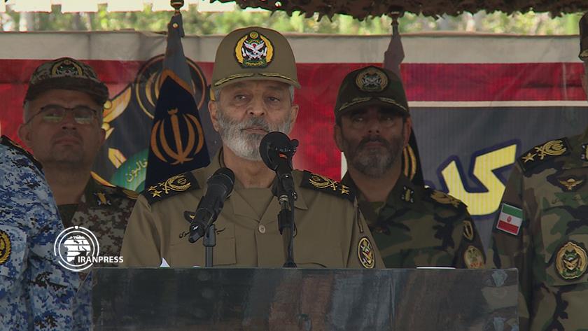 Iranpress: Iranian Army protects the country