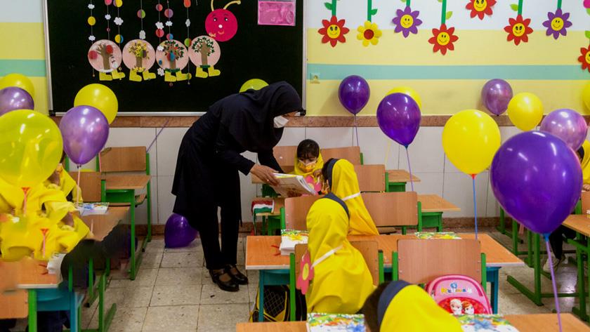 Iranpress: Iran celebrates beginning of new school year