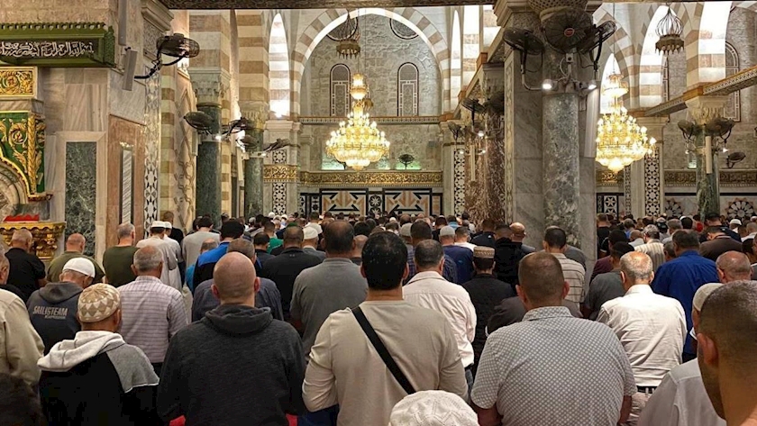 Iranpress: Massive presence of Palestinians in Al-Aqsa Mosque