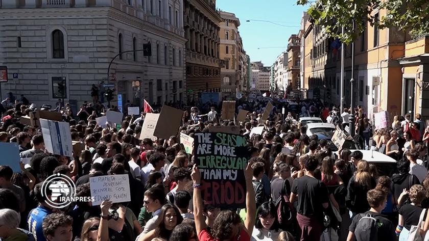 Iranpress: Italian students demonstrate against climate change