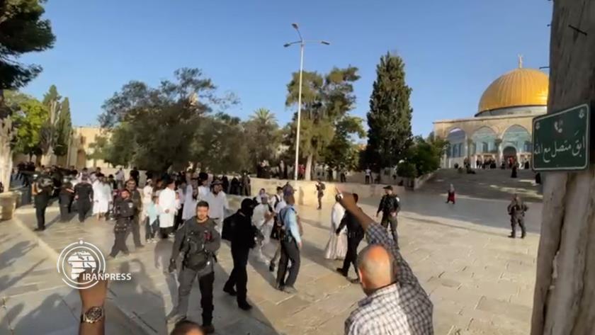 Iranpress: Zionists storm Al-Aqsa Mosque in new escalation