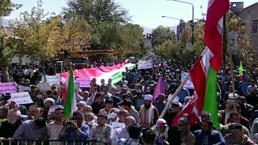 Iranpress: People of Sanandaj gather in mass to condemn rioting in Iran