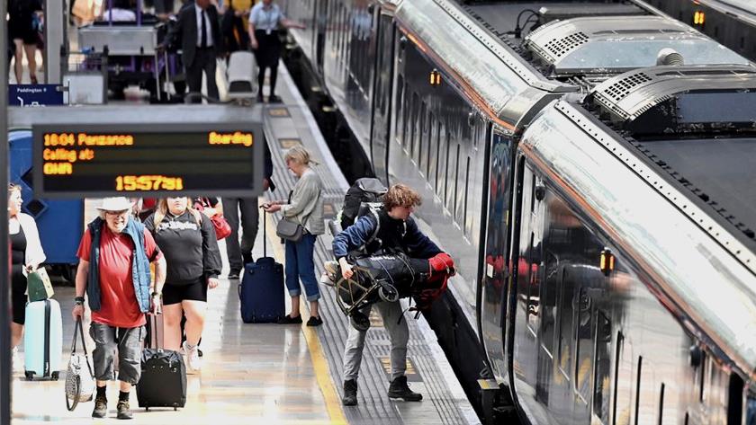 Iranpress: Fresh strikes set to paralyse British rail network