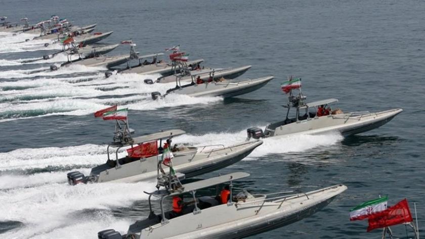 Iranpress: IRGC Navy stages large-scale parade