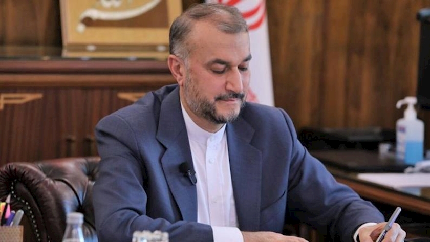 Iranpress: FM criticizes West for retaining sanctions on Iran