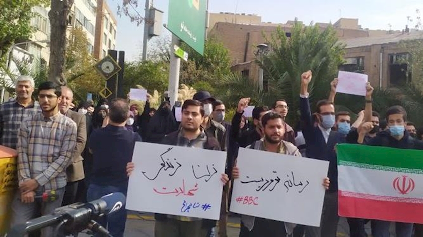 Iranpress: Tehran; Iranian students gather in front of UK embassy