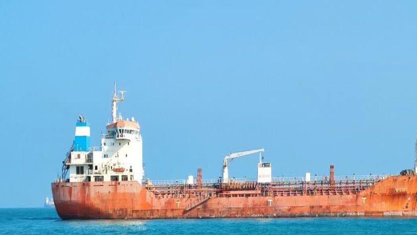 Iranpress: IRGC seizes foreign oil tanker carrying smuggled fuel