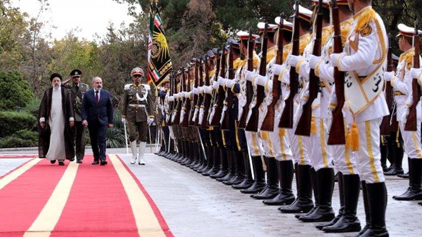 Iranpress: Iranian President officially welcomes Armenian PM