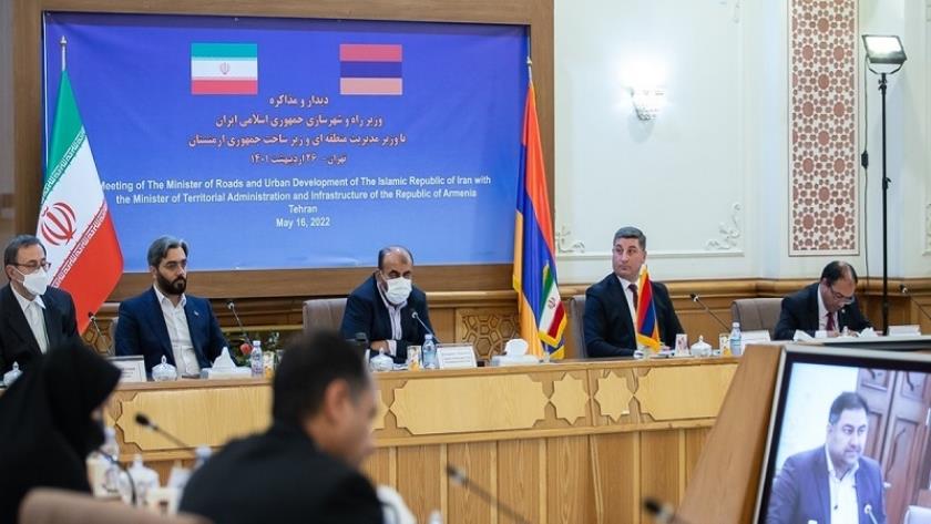 Iranpress: Iran, Armenia agree on new transit corridor