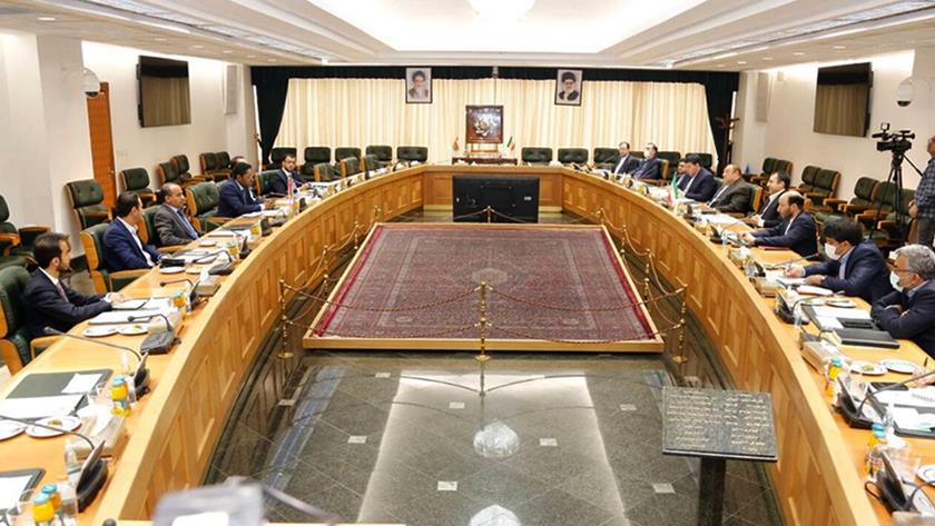 Iranpress: Iran, Oman confer on banking ties