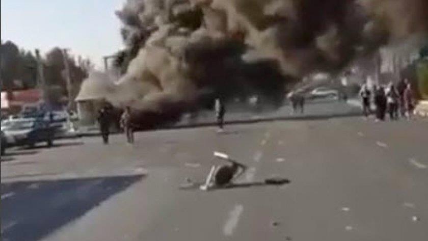 Iranpress: Rioters stab Iranian police in Karaj
