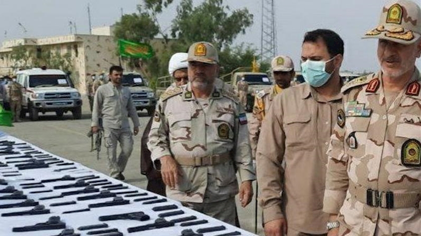 Iranpress: Border guards seize arms, munitions southeast Iran