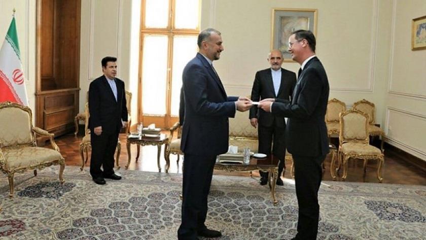 Iranpress: New French ambassador presents credentials to Iran Foreign Minister