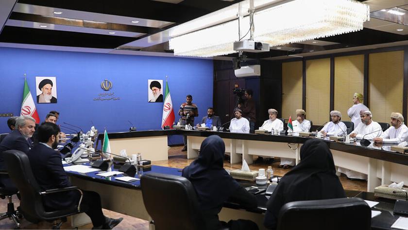 Iranpress: Iran, Oman urge boosting economic cooperation