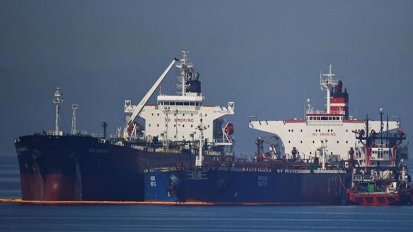 Iranpress: Ship carrying Iranian oil cargo leaves Greece after 6 months