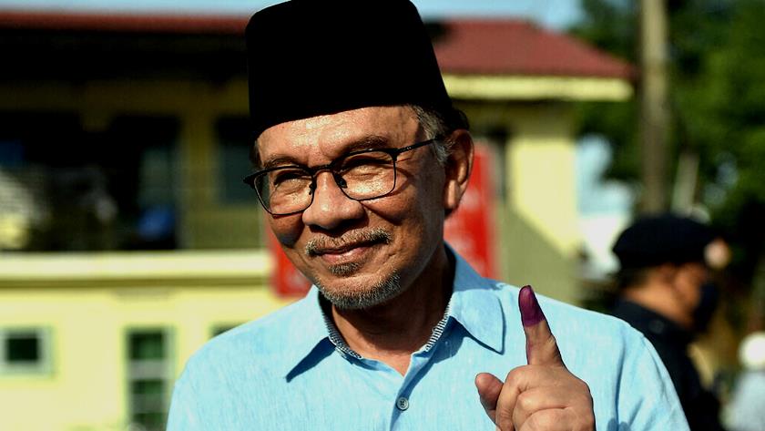 Iranpress: Malaysia votes in general election, Anwar seen leading tight race