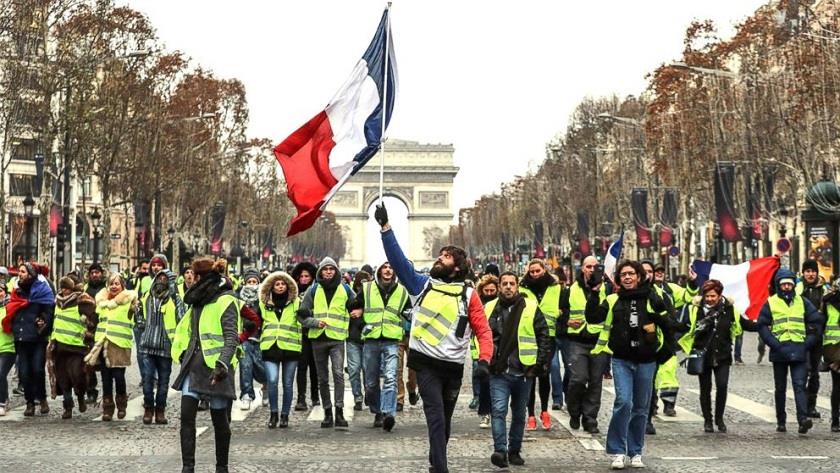 Iranpress: Yellow Vest protest on fourth anniversary of movement in Paris