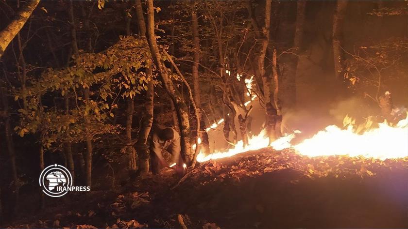 Iranpress: Fire still burns Rostamabad forests in northern Iran