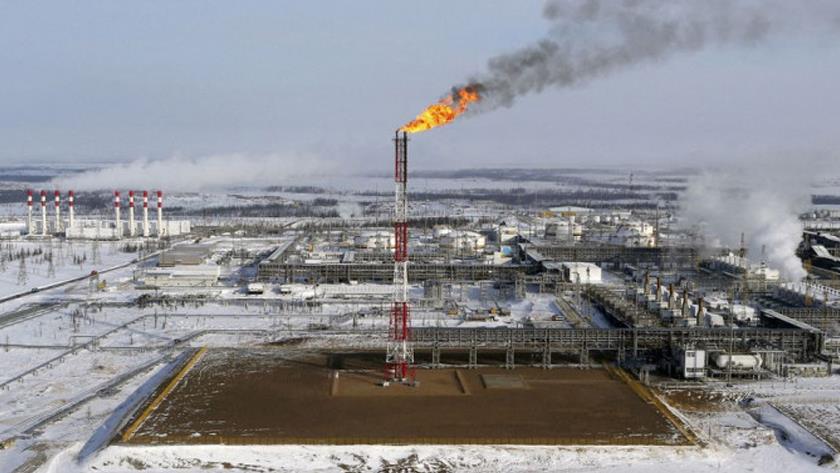 Iranpress: Fire at oil storage tank in Russia